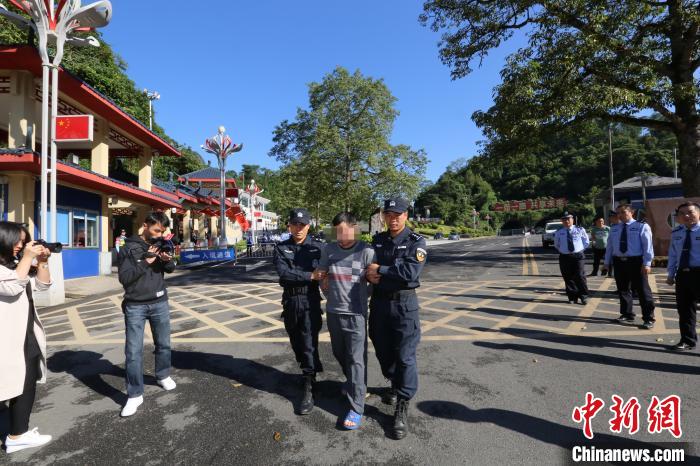 图为中国警方29日上午在广西凭祥友谊关零公里处，将越南籍毒贩黄明通移交越南警方。　刘康　摄